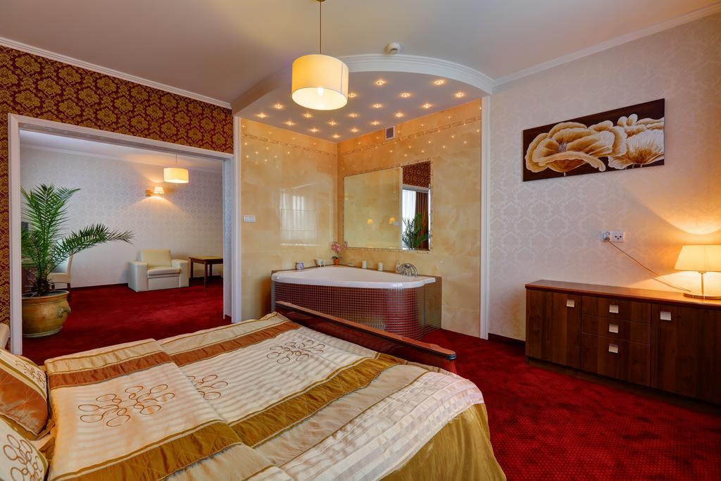 Hotel Chabrowy Dworek Teresin Ngoại thất bức ảnh